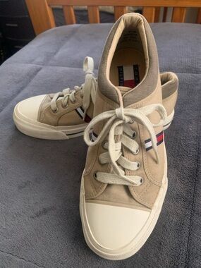 Tommy Hilfiger Beige Canvas Low-Top Sneakers with Flag Stripe